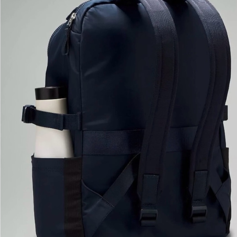 lululemon NWT Crew Backpack - Picture 3 of 9